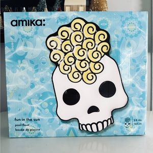Amika: Fun in the Sun Skull Pool Float